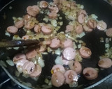 Foto del paso 3 de la receta: Tortellinis de espinacas con cebolla y salchichas en 16 minutos