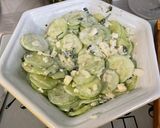 Une image de l'étape 10 de Salade de concombre à la crème, oignon doux, feta et coriandre.