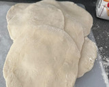 Foto del paso 2 de la receta: Gyozas caseras mixtas con mahonesa de soja, mahonesa de siracha y chili dulce