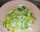 Gambar langkah 2 resipi Leek Omelette.
