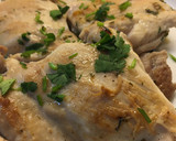 Foto del paso 4 de la receta: Contramuslos de pollo con jugo de limón y cilantro fresco
