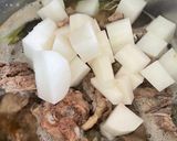 A picture of step 4 of Radish Soup with Pork Ribs and Shiitake Mushrooms.