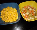 Foto del paso 2 de la receta: Empanadas de choclo con jardinera y aceitunas