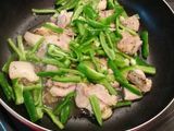 ไก่ผัดพริกหยวก