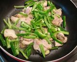 รูปขั้นตอนการทำที่ 3 ของ ไก่ผัดพริกหยวก