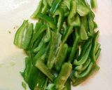 รูปขั้นตอนการทำที่ 1 ของ ไก่ผัดพริกหยวก