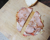 Foto del paso 3 de la receta: Bocadillo de lomo adobado con queso y cebolla frita con papas