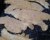 Foto del paso 3 de la receta: Milanesa de merluza al roquefort con papines y espinacas