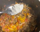 Foto del paso 6 de la receta: Hongos a la mexicana y pollo 👉🏼👉🏼👉🏼con solo una cucharita de aceite!!!!👈🏼👈🏼👈🏼