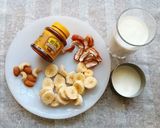 A picture of step 1 of Banana Dates Smoothie.