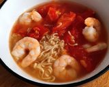 Hình bước làm 2 của món Mì Gói Mama Tôm Cà Chua & Ớt Sa Tế Siêu Cay 🌶