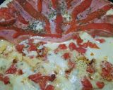 Foto del paso 6 de la receta: Pizza mitad mantecoso, jamón y morrón, mitad con 3 quesos