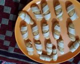A picture of step 4 of Potato Curl Rolls.