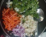 A picture of step 2 of Chicken schezwan udon noodles.
