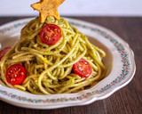 Foto del paso 6 de la receta: Árbol navideño de espaguetis al pesto🎄