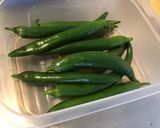 Une image de l'étape 2 de Piments verts au citron et vinaigre.