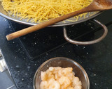 Foto del paso 3 de la receta: Fideuá con sepia, gambas y allioli
