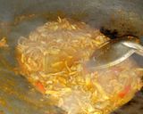 Foto langkah ke 3 dari resep Nasi Bakar Ayam Suwir, Jamur, Kemangi.