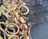 Une image de l'étape 8 de Oignons croustillants marinés épicés grillés.