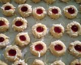 Foto langkah ke 5 dari resep Thumbprint cookies strawberry.
