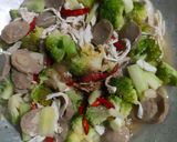 Foto langkah ke 3 dari resep 68. Tumis Ayam Brokoli Bakso.