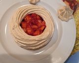 Une image de l'étape 9 de Pavlova en fraise melba et sa gelée de fleur d'hibiscus.