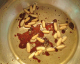 Foto del paso 6 de la receta: Tostas de pechuga de pavo y queso brie con cebolla, nueces y piñones caramelizados