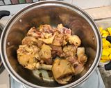 รูปขั้นตอนการทำที่ 2 ของ แกงเผ็ดไก่ใส่ฟักทองใบยี่หร่า