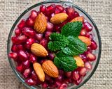 Foto del paso 4 de la receta: Chía pudding de yogur casero con granada, almendras, mantequilla de avellanas y menta fresca 🌱