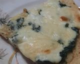 Foto del paso 5 de la receta: Pizza blanca de espinacas y quesos