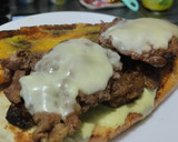 Foto del paso 12 de la receta: Sándwich🥐de berenjena🍆bbq, carne🧅, queso🧀y cebollas grillé🥯🥩🧀