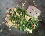 Foto langkah ke 3 dari resep Oseng Kangkung telur.