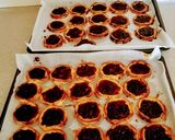 Foto del passaggio 3 della ricetta Crostatine di frolla al limone e confettura di visciole