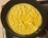 Hình bước làm 4 của món Omurice (Cơm chiên cuộn trứng)