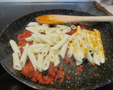 Foto del paso 1 de la receta: Macarrones con chorizo, gratinados