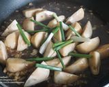 รูปขั้นตอนการทำที่ 2 ของ ข้าวราดเห็ดฟางผัดน้ำมันหอย (มังสวิรัติ)