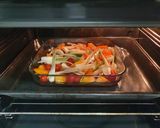 Foto del paso 1 de la receta: Crema de verduras asadas con pipas y jamón crujientes