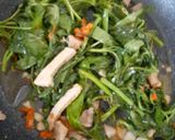 Foto langkah ke 2 dari resep Kangkung masak babi.