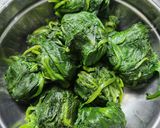 Foto del paso 5 de la receta: Espinacas al vapor para preparar revuelto de espinaca y huevo