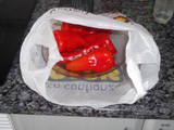 Pimientos rellenos de bacalao con salsa de yogur griego