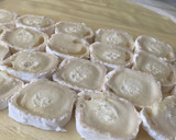 Foto del paso 6 de la receta: Empanada de queso de Cabra y cebolla caramelizada
