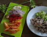 Foto langkah ke 1 dari resep Tumis Tongkol Bunga Pepaya.