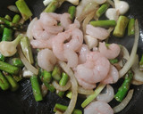 Foto del paso 3 de la receta: Espárragos con gambas y ajos tiernos