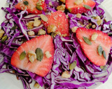 Foto del paso 9 de la receta: Ensalada de lombarda con vinagreta de fresones