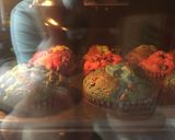 Foto del paso 6 de la receta: Magdalenas de colores con pepitas de chocolate