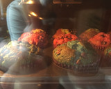 Foto del paso 6 de la receta: Magdalenas de colores con pepitas de chocolate