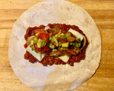 Foto del paso 2 de la receta: Burrito de boloñesa, champis y ensalada de tomate, aguacate y lima