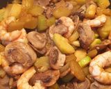Foto del paso 3 de la receta: Verduras con gulas y langostinos