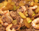 Foto del paso 3 de la receta: Verduras con gulas y langostinos