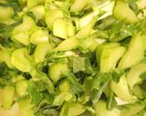 Foto del passaggio 1 della ricetta Vellutata con foglie di cavolfiore e patate novelle
